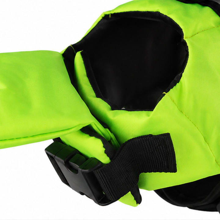 Angelfloat – The Vest That Keeps His Chin Up In Water