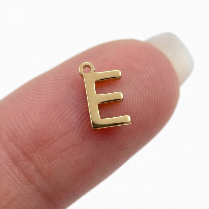 Auriela™ – Personalized Side Initial Necklace