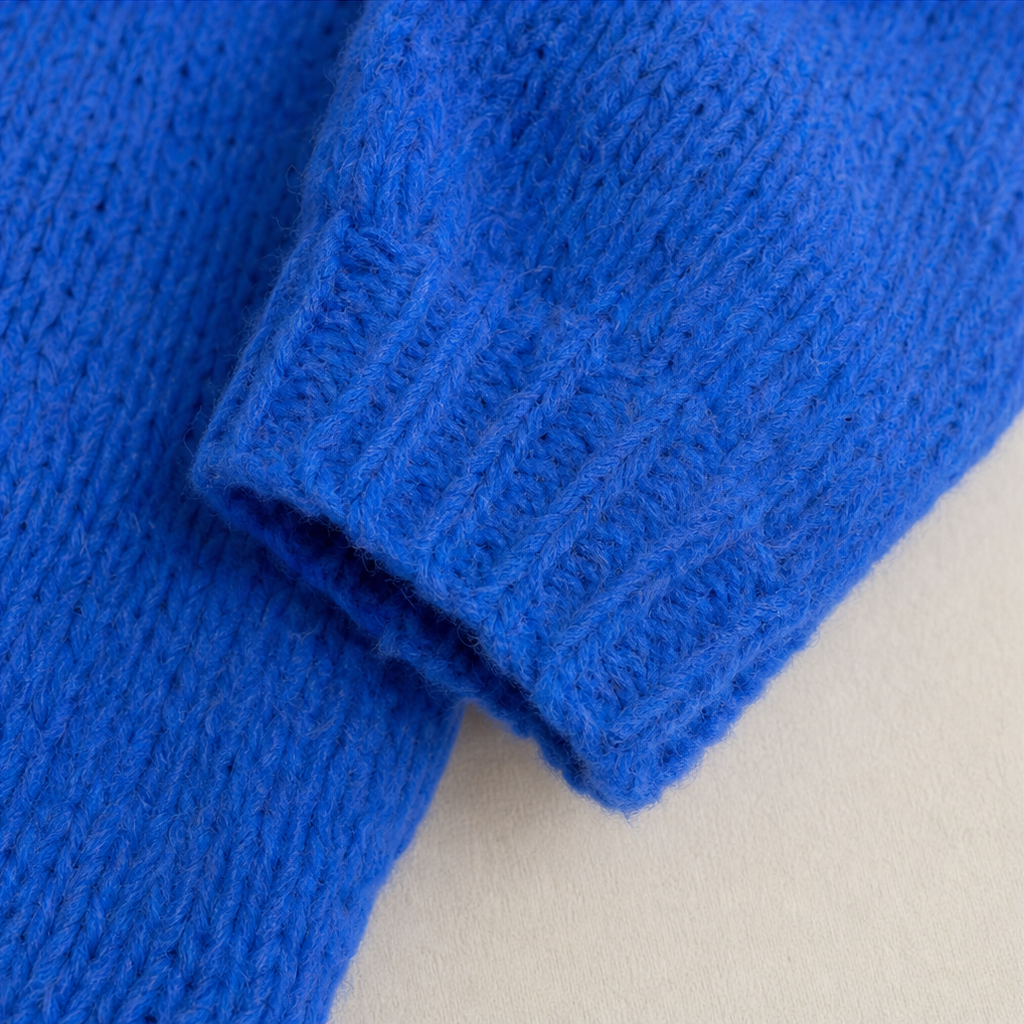 Vellora – Chunky-Knit V-Neck Sweater