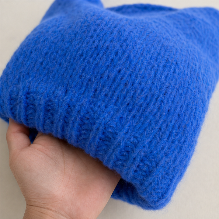 Vellora – Chunky-Knit V-Neck Sweater